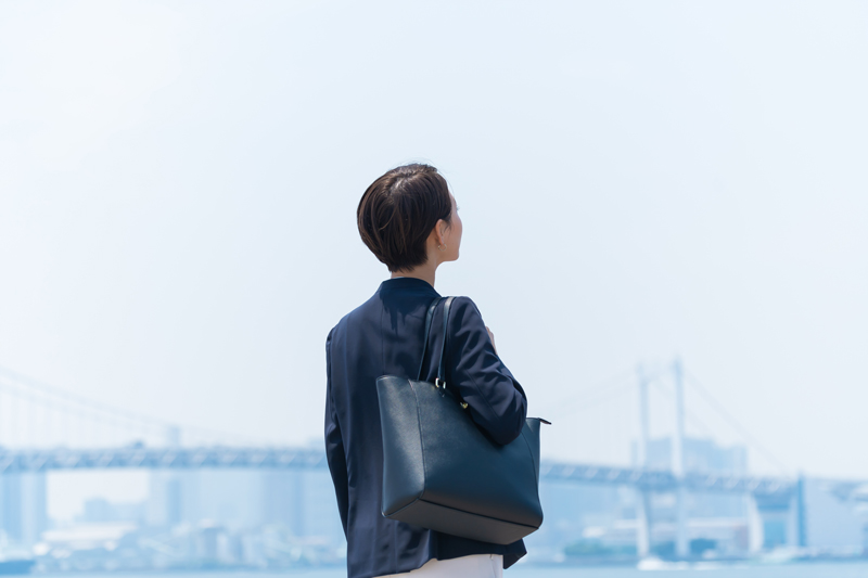 スーツ姿の女性