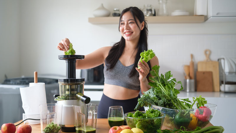 ジュースを作る女性