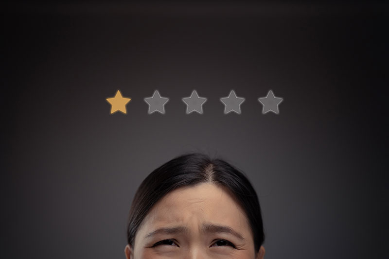 低評価を受ける女性