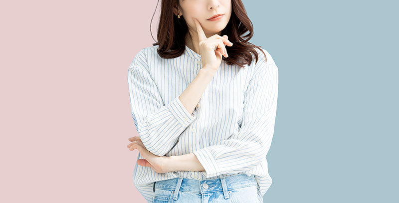 考える女性